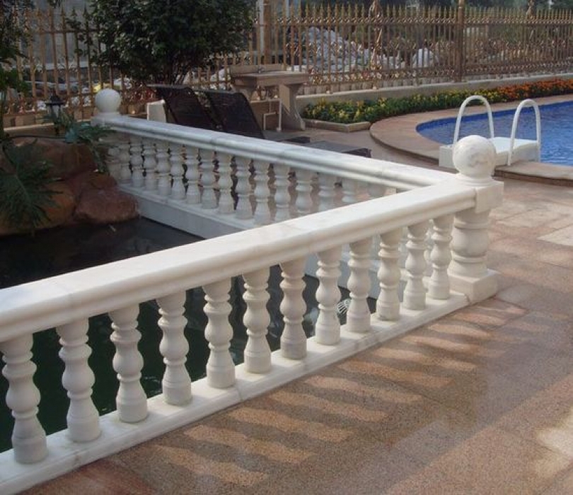Cách bảo vệ lan can đá khỏi bị ố vàng nứt do thời tiết